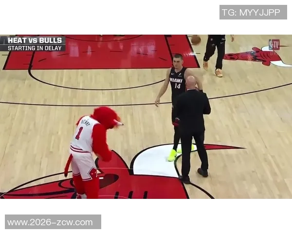 希罗与公牛吉祥物半场对决公牛一击命中让希罗瞬间退缩